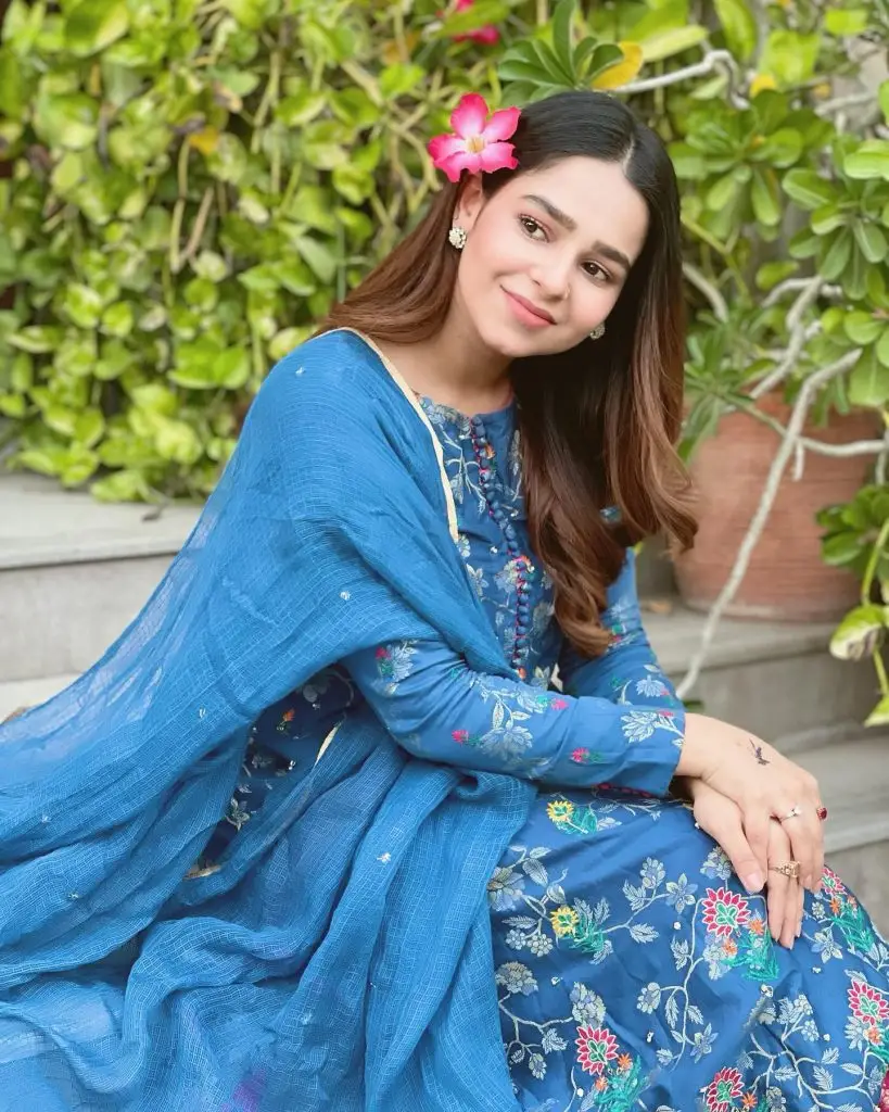ہریم سوہیل اپنے مہندی پر سبز رنگ میں چمکتی ہے
