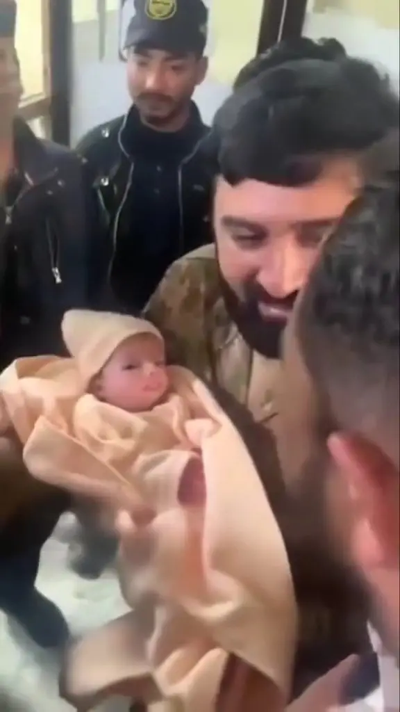 آرمی میجر نے زندہ دفن بچے کو اپنایا - دل جیتتا ہے