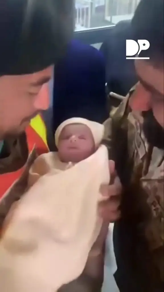 آرمی میجر نے زندہ دفن بچے کو اپنایا - دل جیتتا ہے
