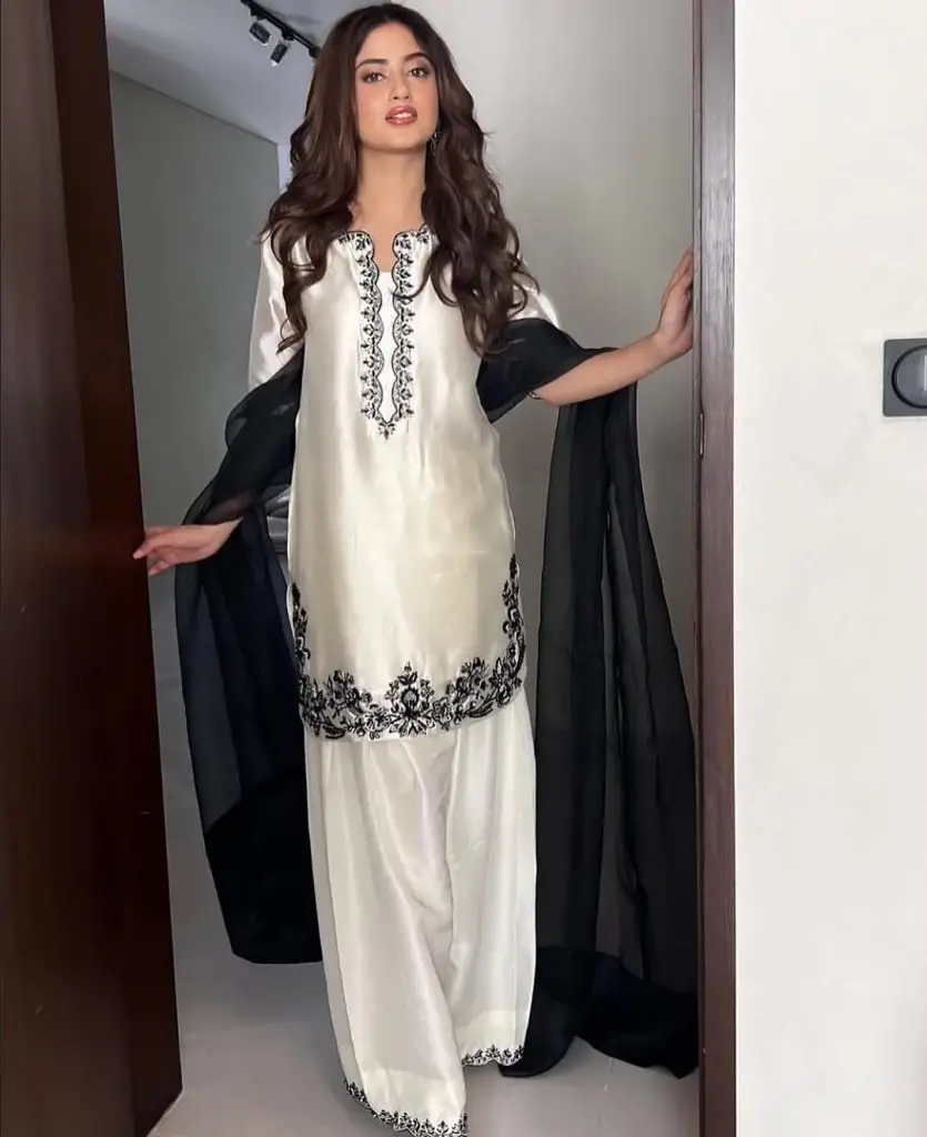 پاکستانی اداکارائیں فرشی شلوار رجحان کو گلے لگاتی ہیں