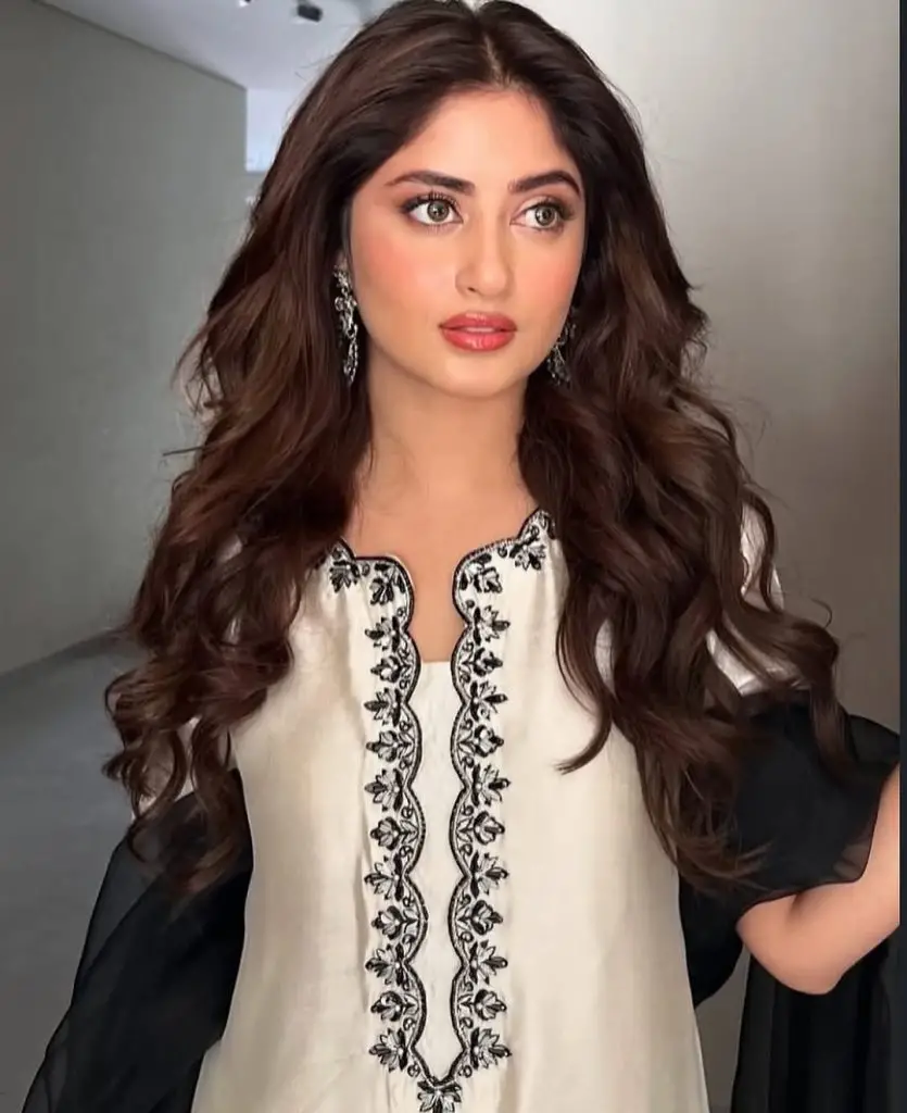پاکستانی اداکارائیں فرشی شلوار رجحان کو گلے لگاتی ہیں