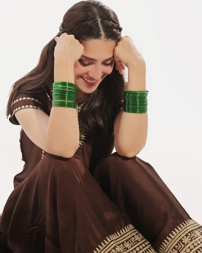 پاکستانی اداکارائیں فرشی شلوار رجحان کو گلے لگاتی ہیں