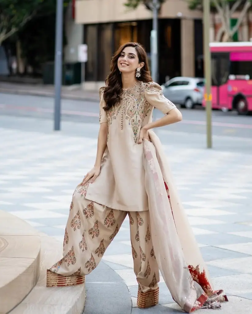 پاکستانی اداکارائیں فرشی شلوار رجحان کو گلے لگاتی ہیں