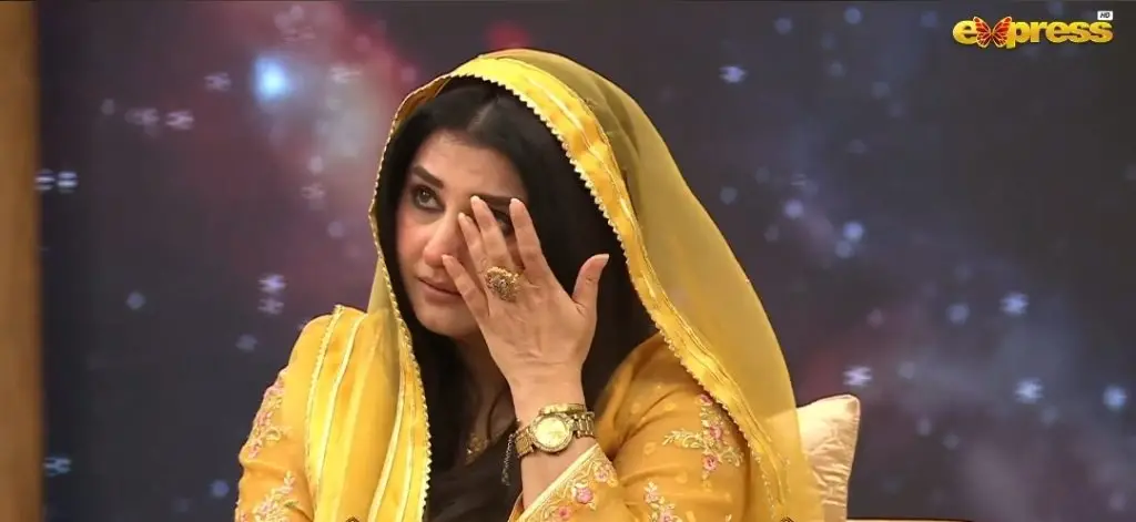 سادیا امام براہ راست ٹی وی پر اپنی مرحوم والدہ کو یاد کرتے ہوئے جذباتی ہو جاتا ہے