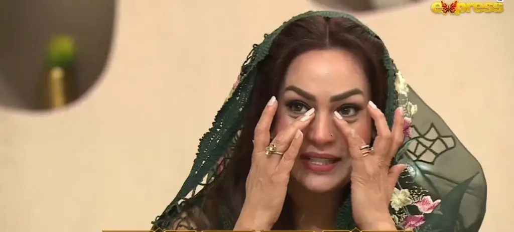 سادیا امام براہ راست ٹی وی پر اپنی مرحوم والدہ کو یاد کرتے ہوئے جذباتی ہو جاتا ہے