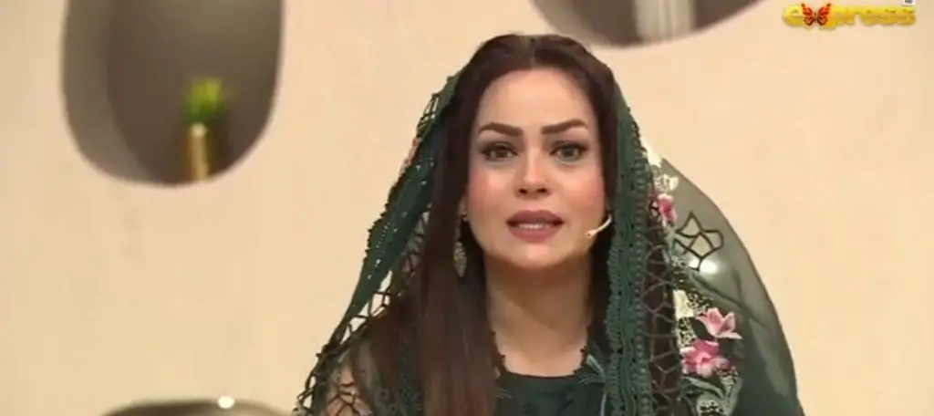 سادیا امام براہ راست ٹی وی پر اپنی مرحوم والدہ کو یاد کرتے ہوئے جذباتی ہو جاتا ہے