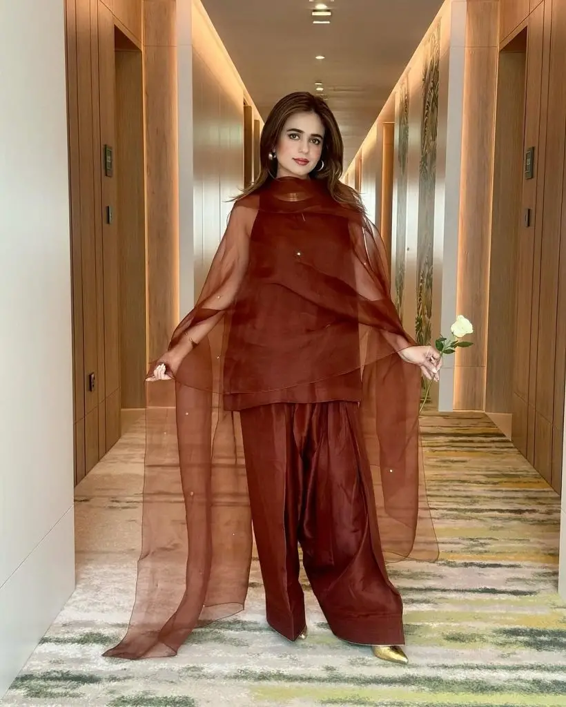 پاکستانی اداکارائیں فرشی شلوار رجحان کو گلے لگاتی ہیں