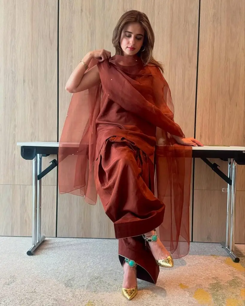 پاکستانی اداکارائیں فرشی شلوار رجحان کو گلے لگاتی ہیں
