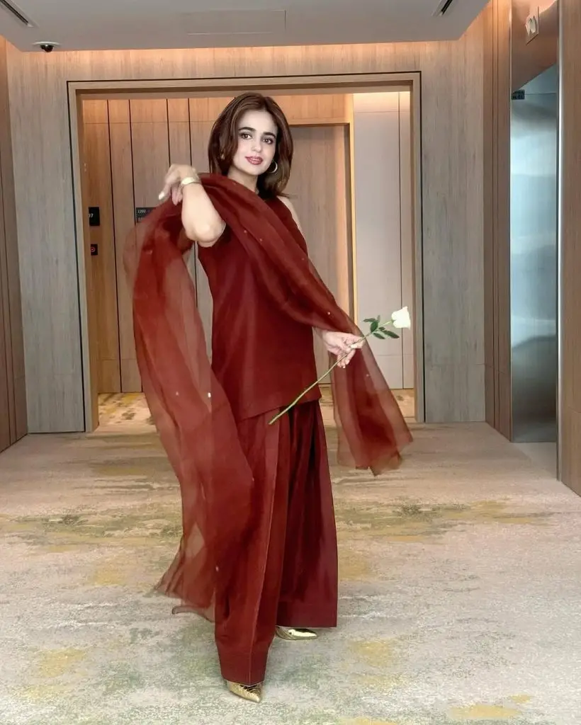 پاکستانی اداکارائیں فرشی شلوار رجحان کو گلے لگاتی ہیں