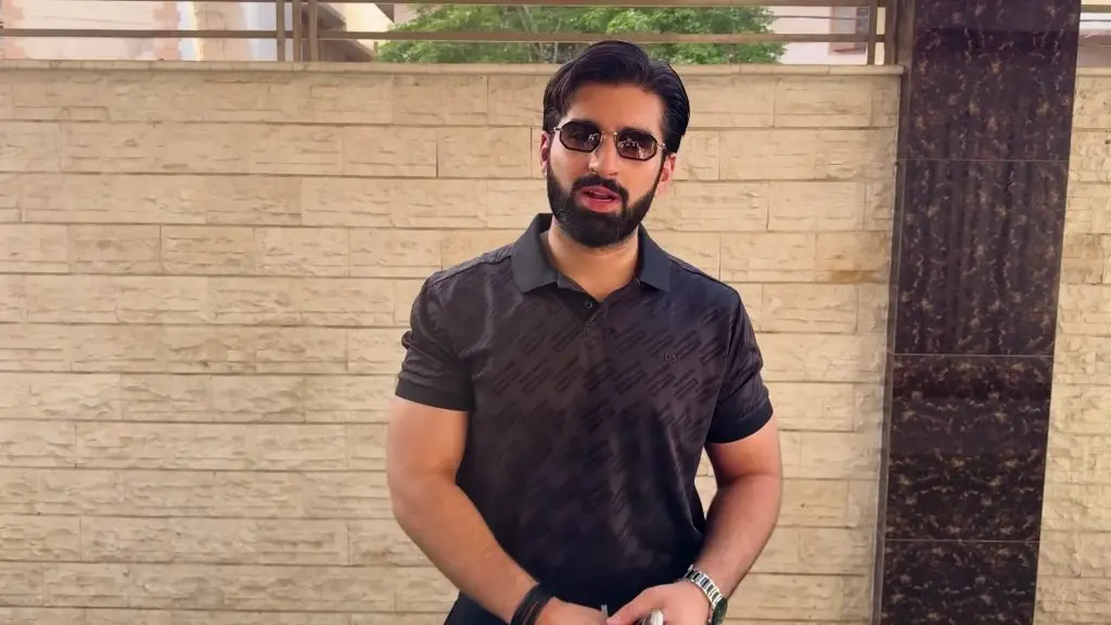 رمضان المبارک سے تعلق رکھنے والے ایمن خان خوبصورت خاندانی تصاویر