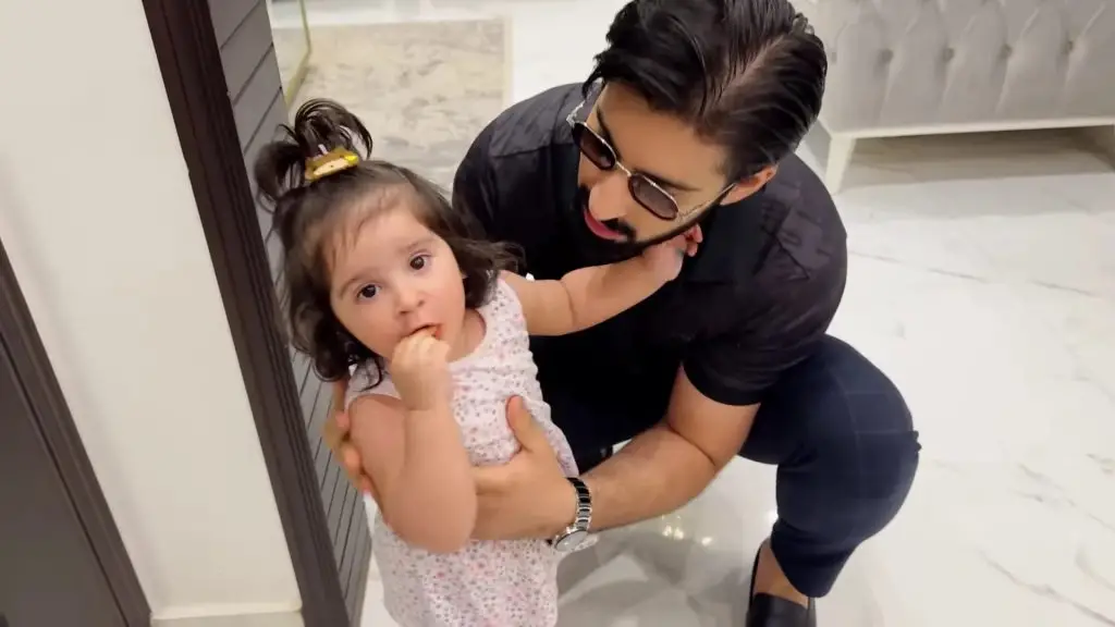 رمضان المبارک سے تعلق رکھنے والے ایمن خان خوبصورت خاندانی تصاویر