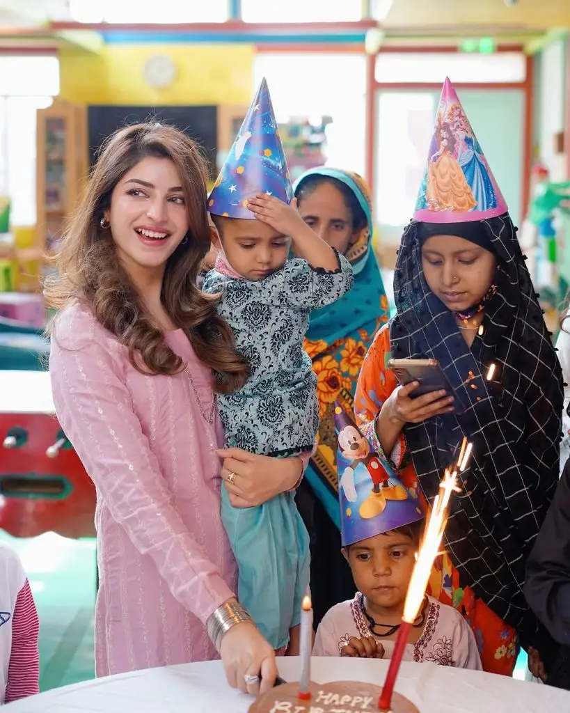 کنزا ہاشمی اپنے ساتھیوں کے ساتھ سالگرہ مناتی ہیں