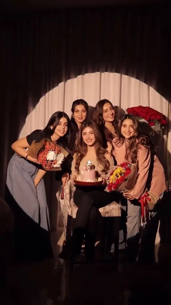 کنزا ہاشمی اپنے ساتھیوں کے ساتھ سالگرہ مناتی ہیں