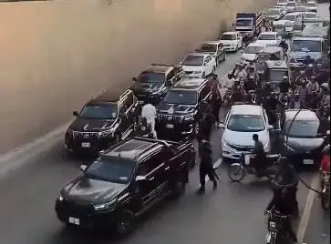 بہادر لاہوری مین کو چیلنج کرنے والے پروٹوکول ثقافت کے لئے وائرل ہو جاتا ہے