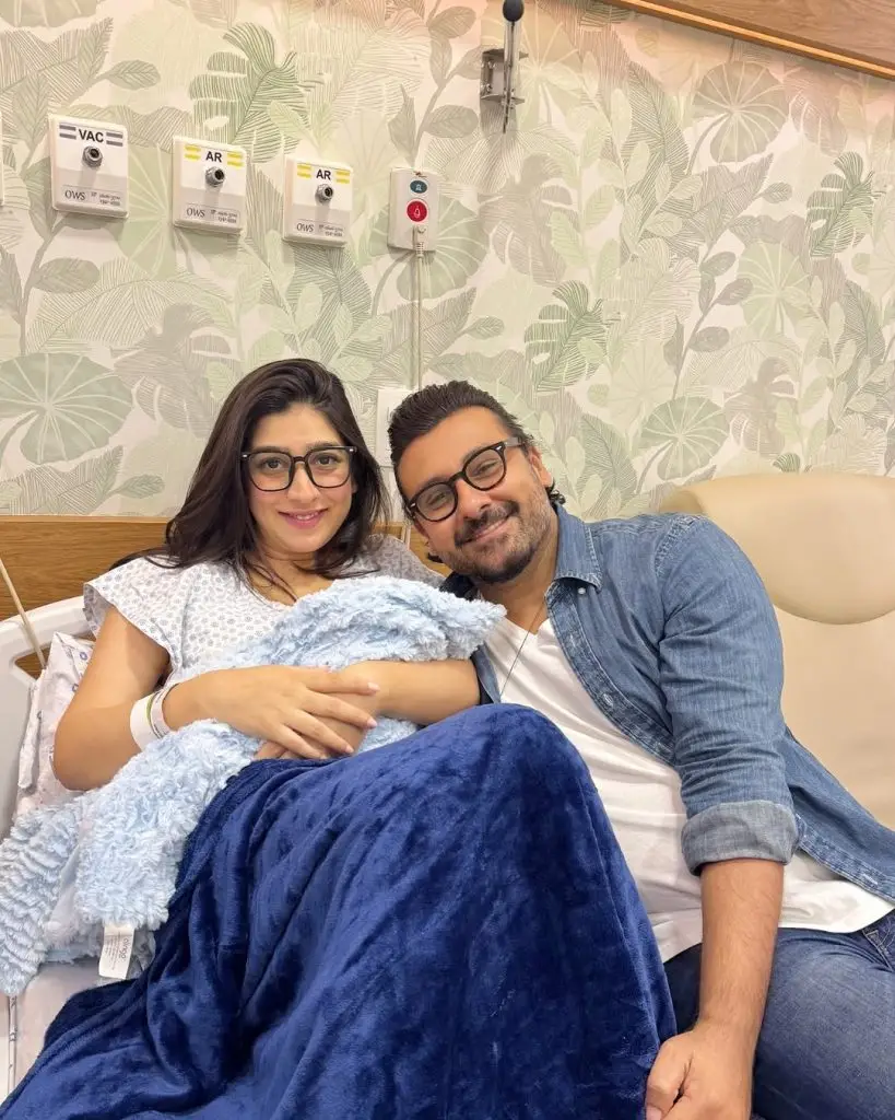 مارییام نفیس اور شوہر بیبی بوائے کا استقبال کرتے ہیں