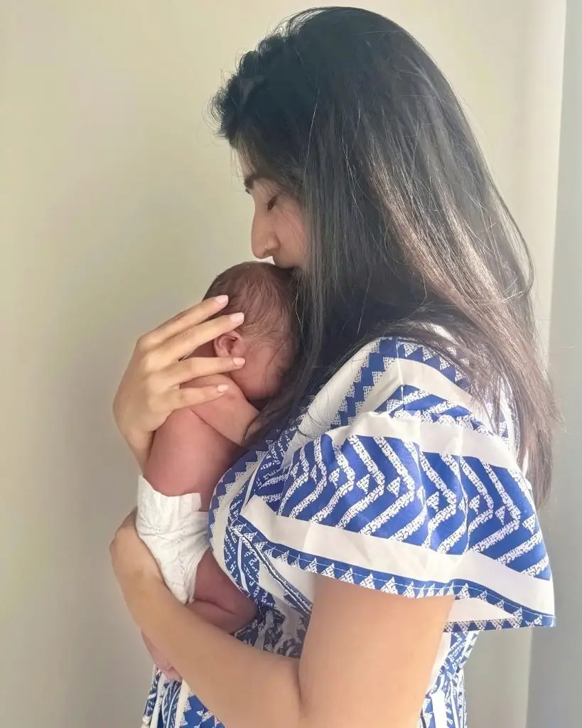 مارییام نفیس اور شوہر بیبی بوائے کا استقبال کرتے ہیں