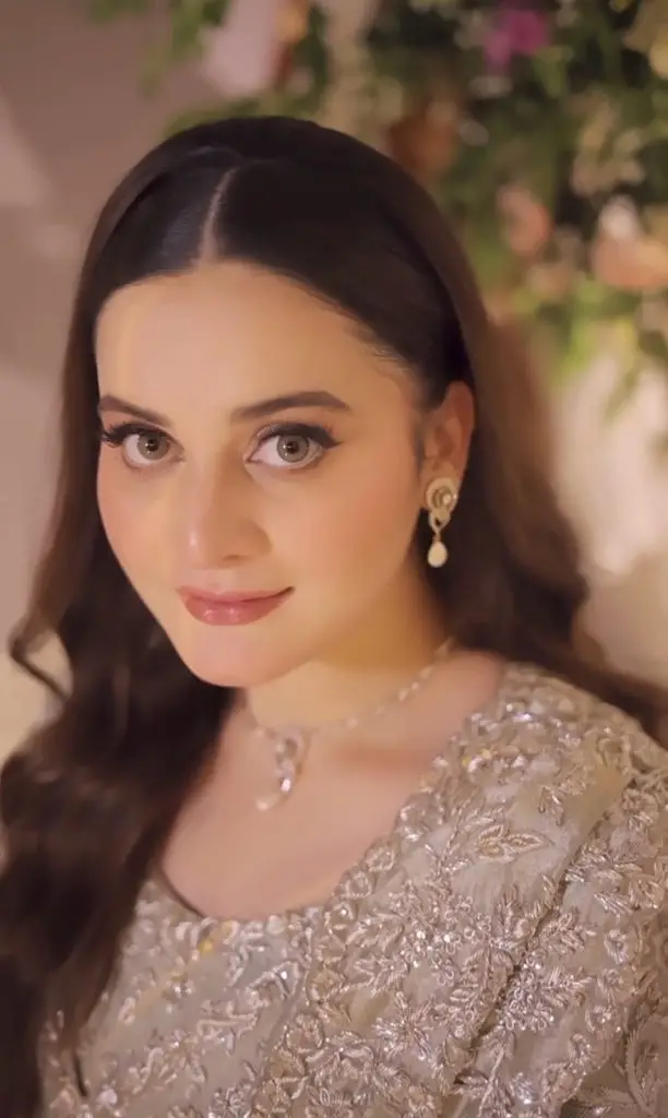 ایمن خان اور مائنل خان بھائی کے والیما سے نظر آتے ہیں