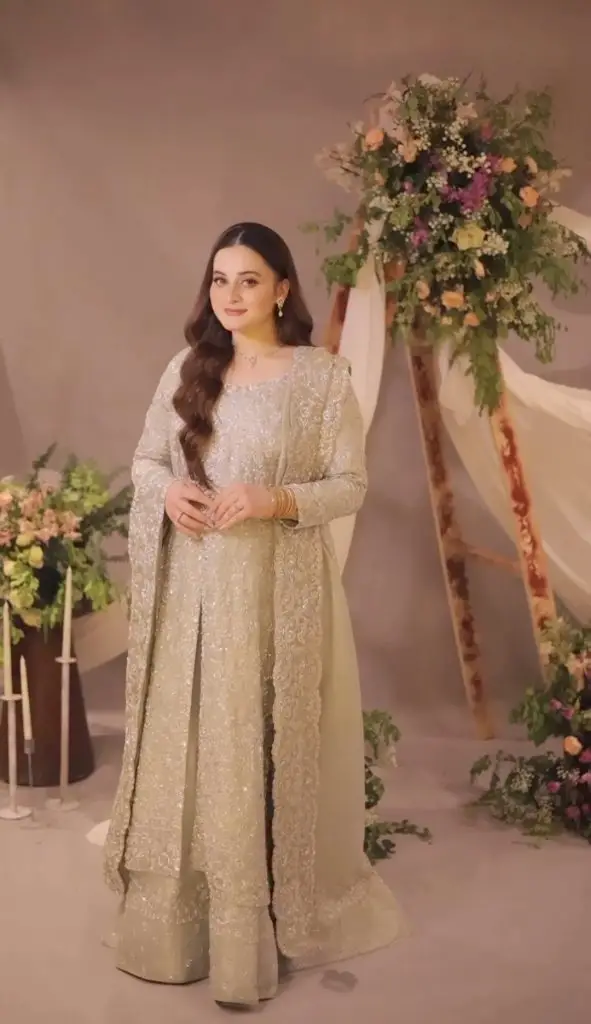 ایمن خان اور مائنل خان بھائی کے والیما سے نظر آتے ہیں