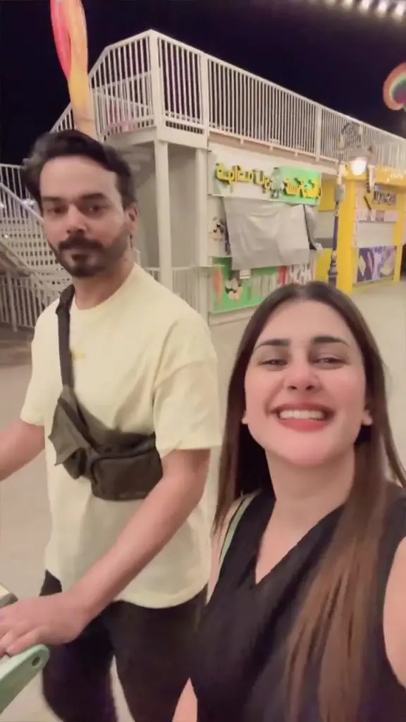 دبئی کے سفر سے کوبرا خان اور گوہر رشید پیارے موممٹس