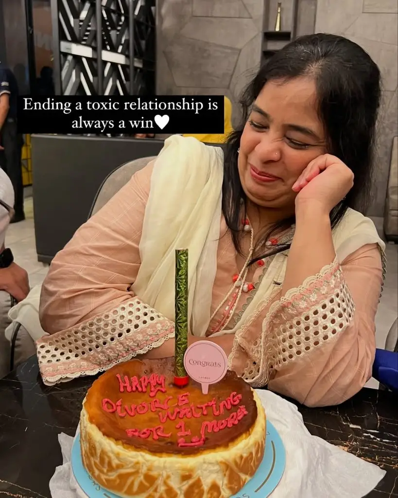 بیٹی کا ماں کی طلاق کا جشن وائرل ہوتا ہے