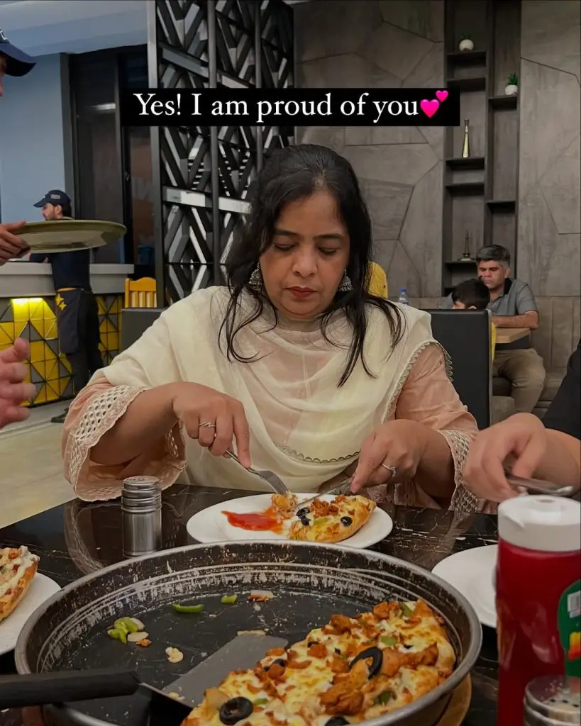 بیٹی کا ماں کی طلاق کا جشن وائرل ہوتا ہے