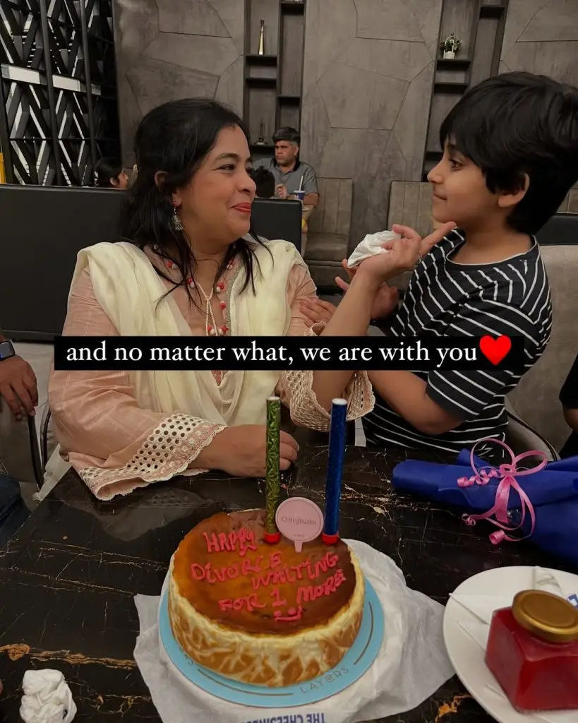 بیٹی کا ماں کی طلاق کا جشن وائرل ہوتا ہے
