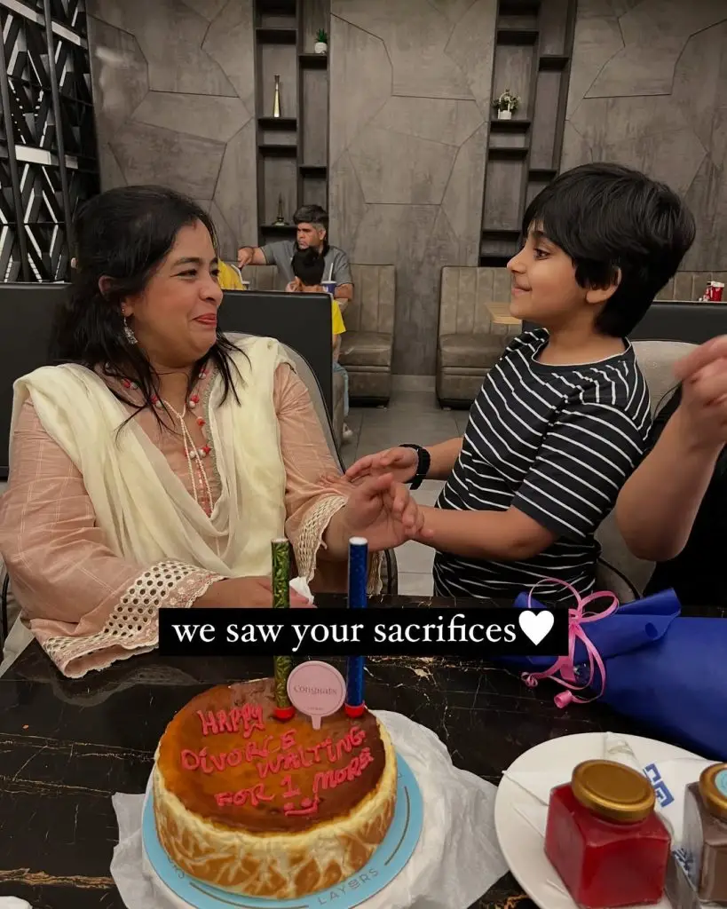 بیٹی کا ماں کی طلاق کا جشن وائرل ہوتا ہے