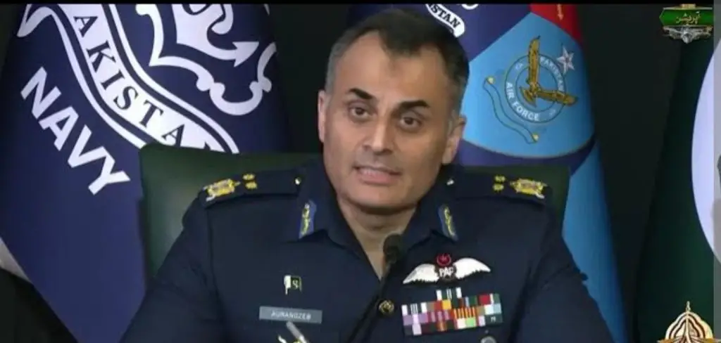 پاکستان کے مشہور شخصیات اے وی ایم اورنگزیب کے دل پھینک مداحوں سے سوال کرتی ہیں
