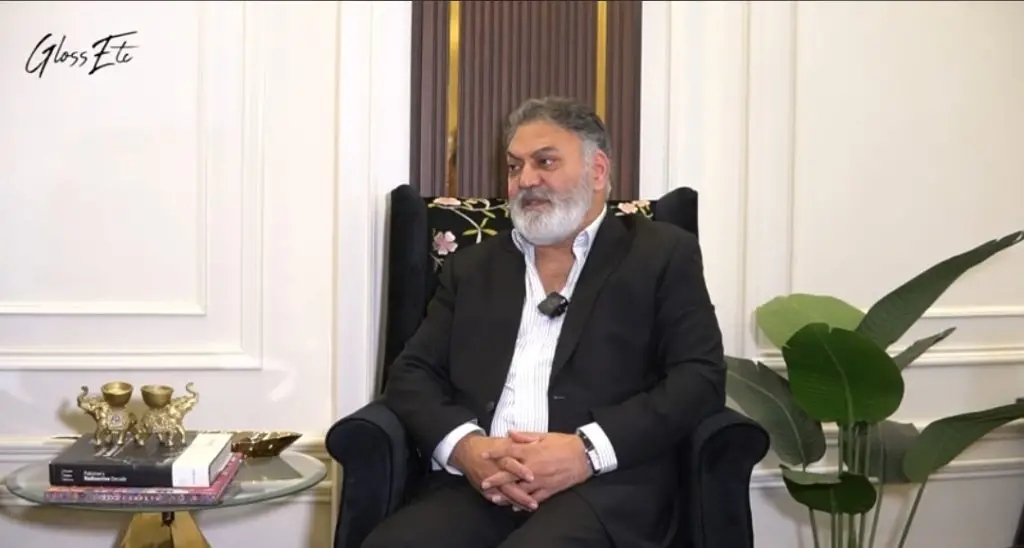 آصف رضا میر نے احد کی اداکاری اور کام کی حکمت عملی کی درجہ بندی کی ہے