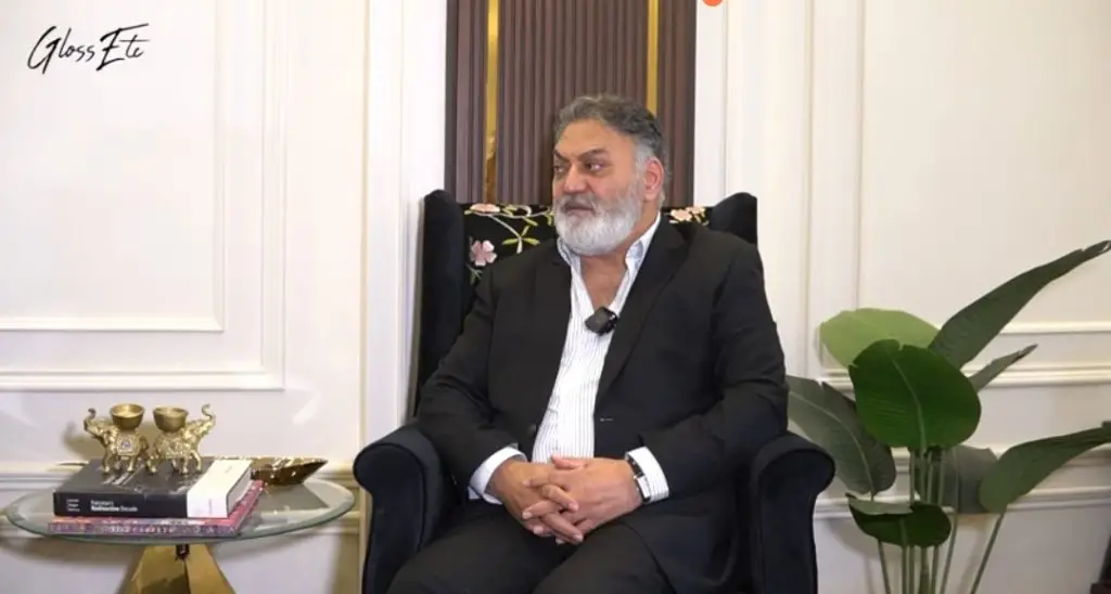 آصف رضا میر نے احد کی اداکاری اور کام کی حکمت عملی کی درجہ بندی کی ہے