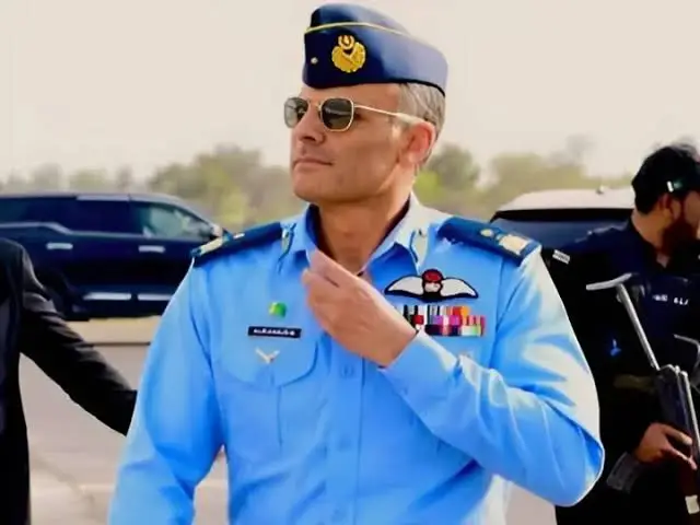 پاکستان کے مشہور شخصیات اے وی ایم اورنگزیب کے دل پھینک مداحوں سے سوال کرتی ہیں