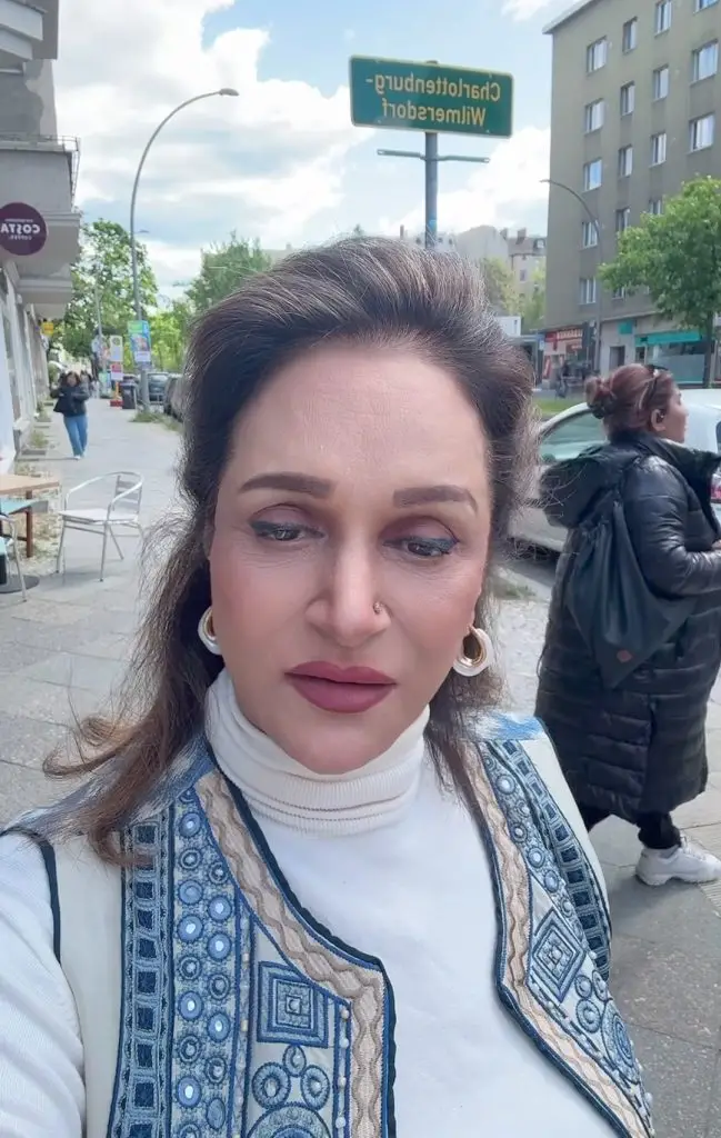 بشرا انصاری نے جاوید اختر کو ایک مناسب جواب دیا