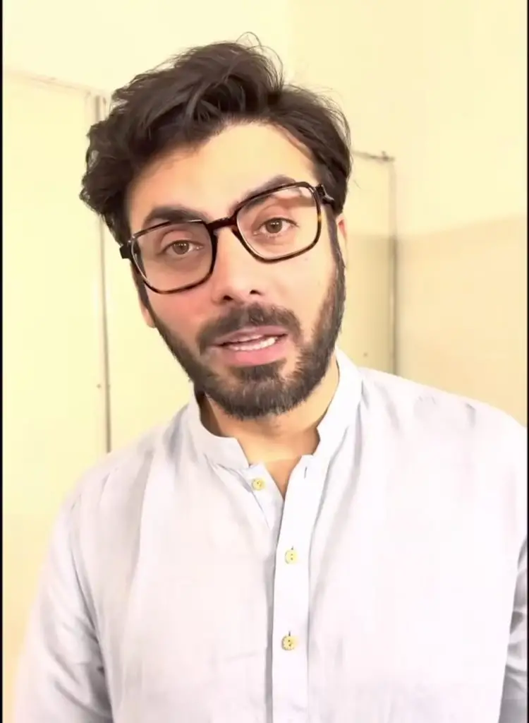 بندر کے کاروبار پروموشنز کے لئے جانچ پڑتال کے تحت فواد خان
