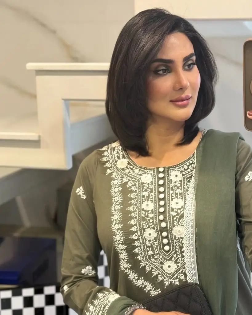 فیزا علی کے حالیہ شو میں پبلک کو مشتعل کرنے والے لباس میں انکشافی تنظیم