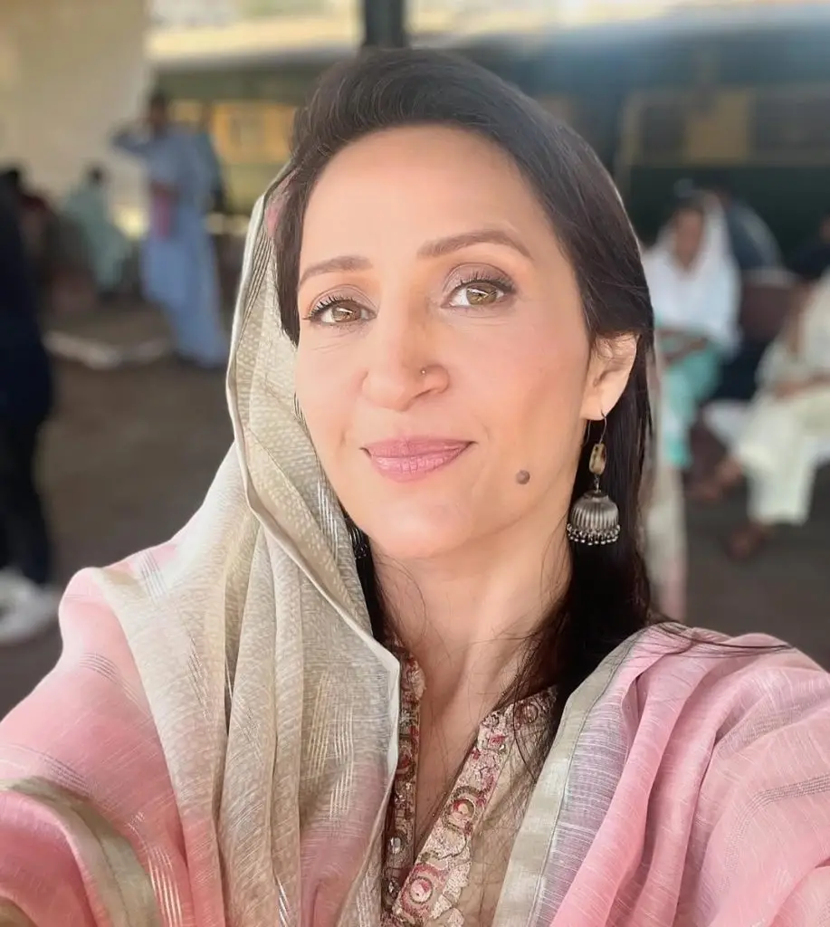 ڈوسرا چہرا کاسٹ ، شیڈول اور اوقات