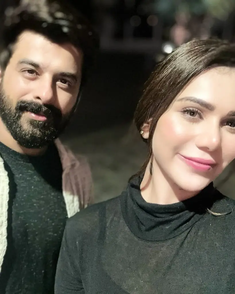 رات کے کھانے میں نقاب کاسٹ دوبارہ مل جاتا ہے