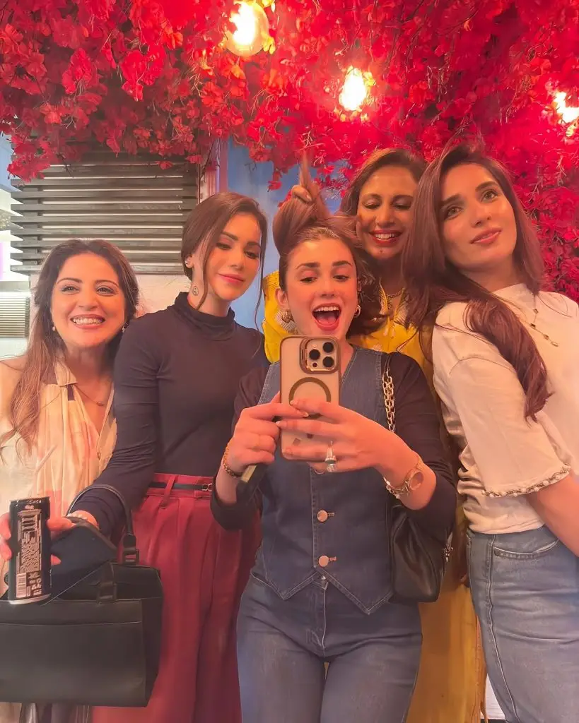 رات کے کھانے میں نقاب کاسٹ دوبارہ مل جاتا ہے