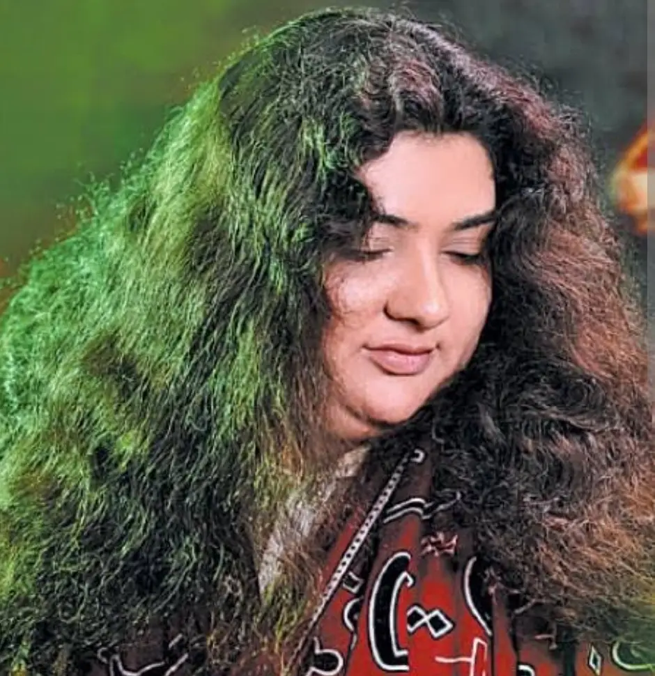 ابیڈا پروین کے پاؤں کو چھونے کے تحسین سکینا کے عمل نے تنقید کی ہے
