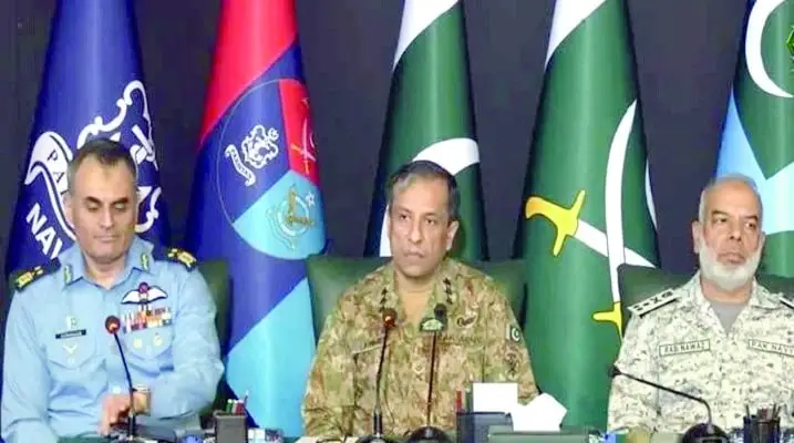 ایئر مارشل اورنگزایب احمد اور بحریہ کے نائب ایڈمرل نواز انٹرنیٹ پر میم فیسٹیشن