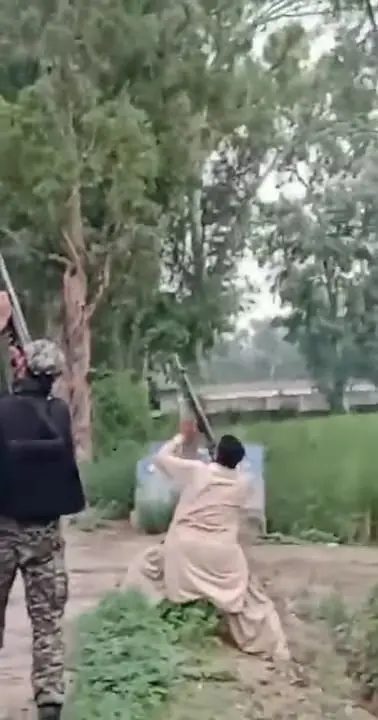 پاکستانی شہریوں نے ہندوستانی ڈرون کو گولی مار کر قومی ہیرو بن گیا