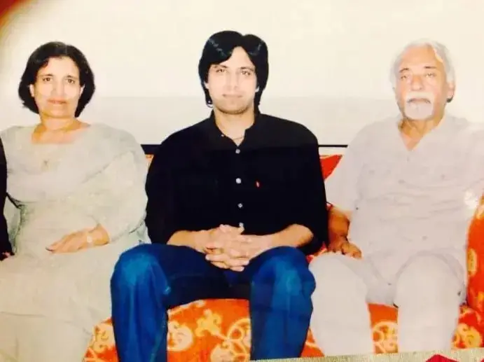 جواد احمد اپنے مرحوم والدین کو یاد کرتے ہوئے جذباتی ہو جاتا ہے
