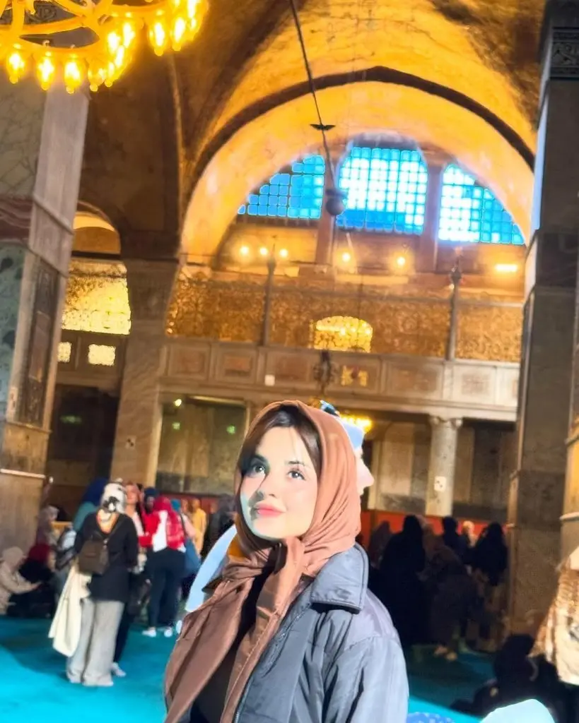 ترکی میں کومل میر کی تعطیلات کی نظر تنقید کو بھڑکاتی ہے