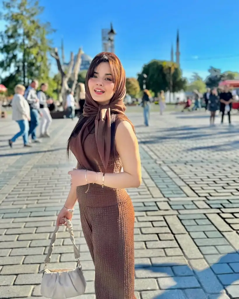 ترکی میں کومل میر کی تعطیلات کی نظر تنقید کو بھڑکاتی ہے