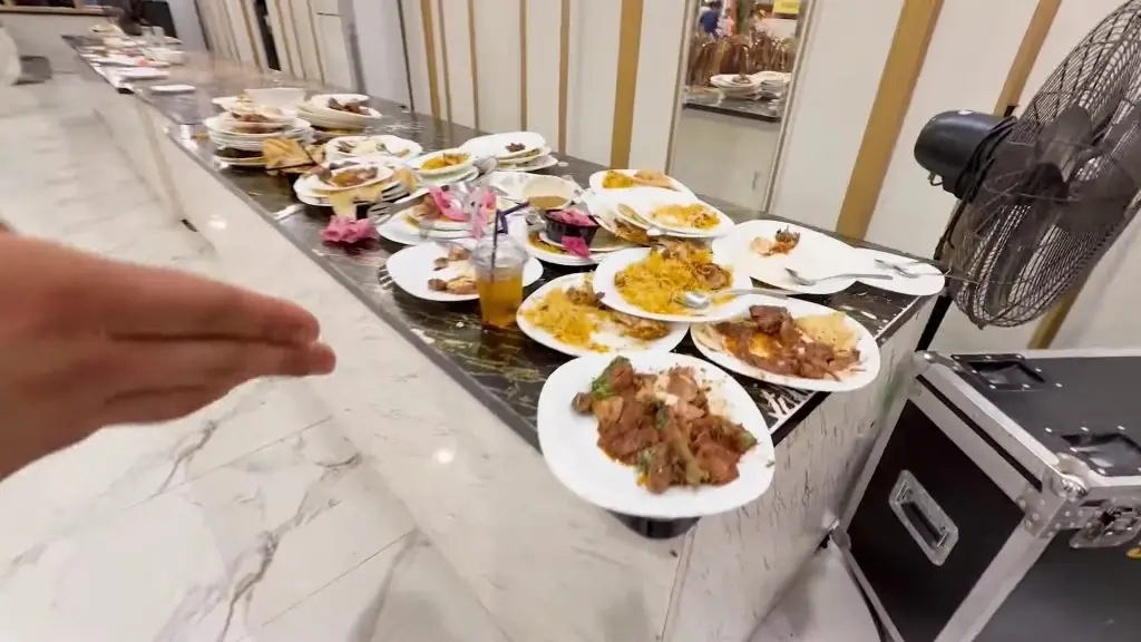 منیب بٹ نے مزات خان کی شادی میں مہمانوں کو پکارا