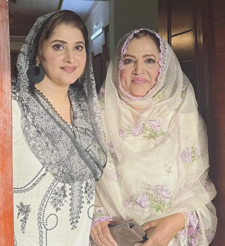 نشو بیٹے ان لاء ریمبو کے لئے شاعری کی تلاوت کرتے ہیں