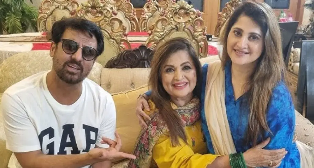 نشو بیٹے ان لاء ریمبو کے لئے شاعری کی تلاوت کرتے ہیں