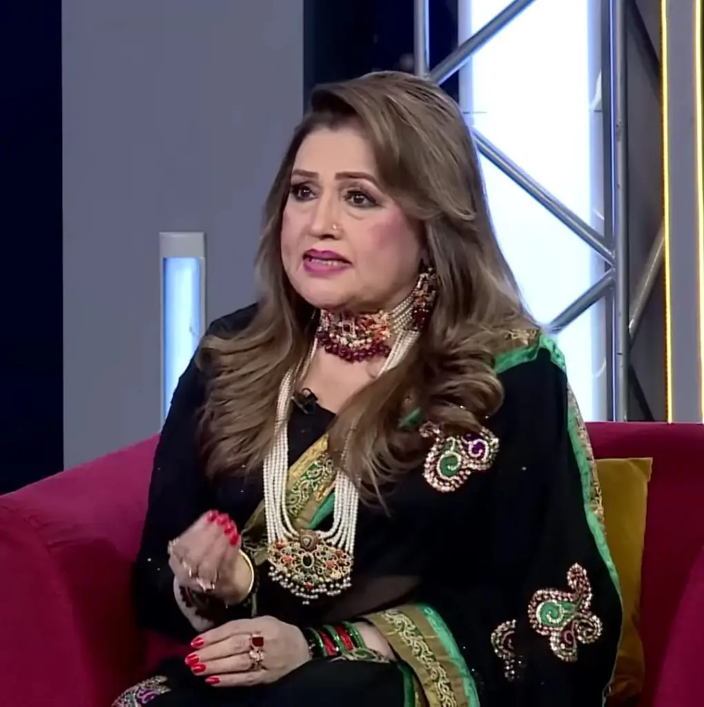 نشو بیٹے ان لاء ریمبو کے لئے شاعری کی تلاوت کرتے ہیں