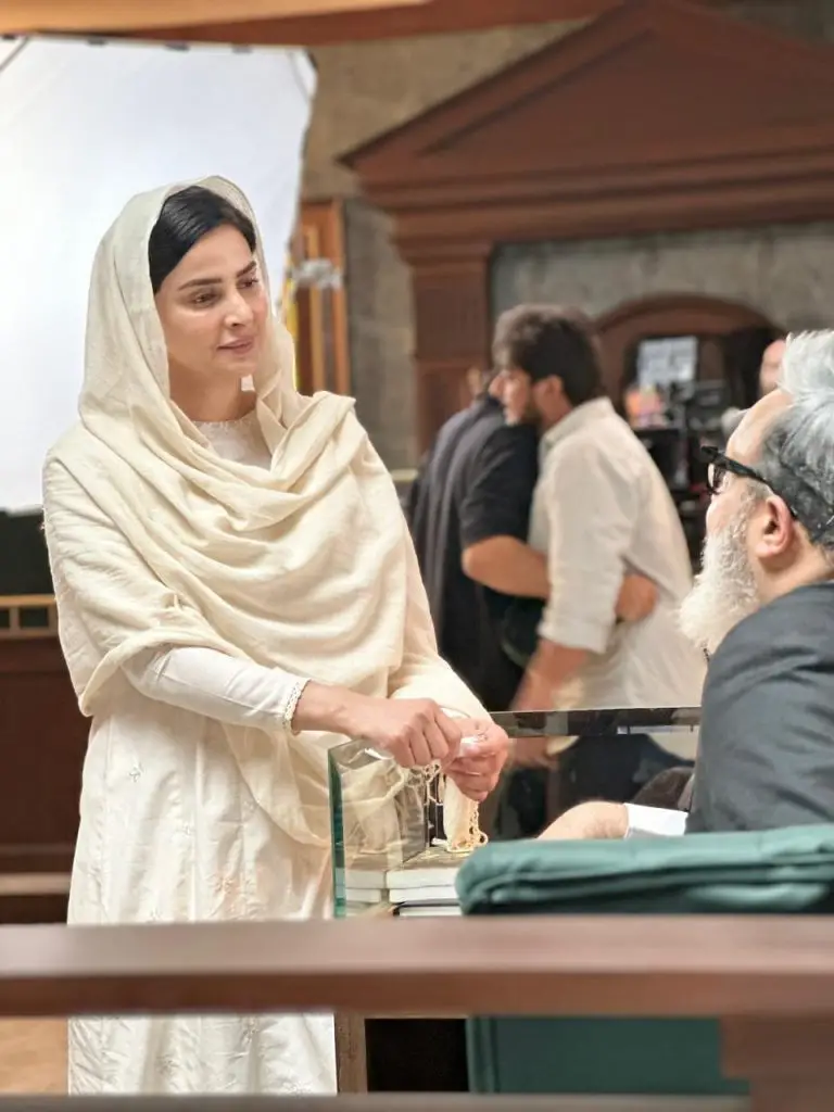 صبا قمار نے کیس نمبر 9 سیٹ سے اسٹار اسٹڈڈ تصاویر کا اشتراک کیا