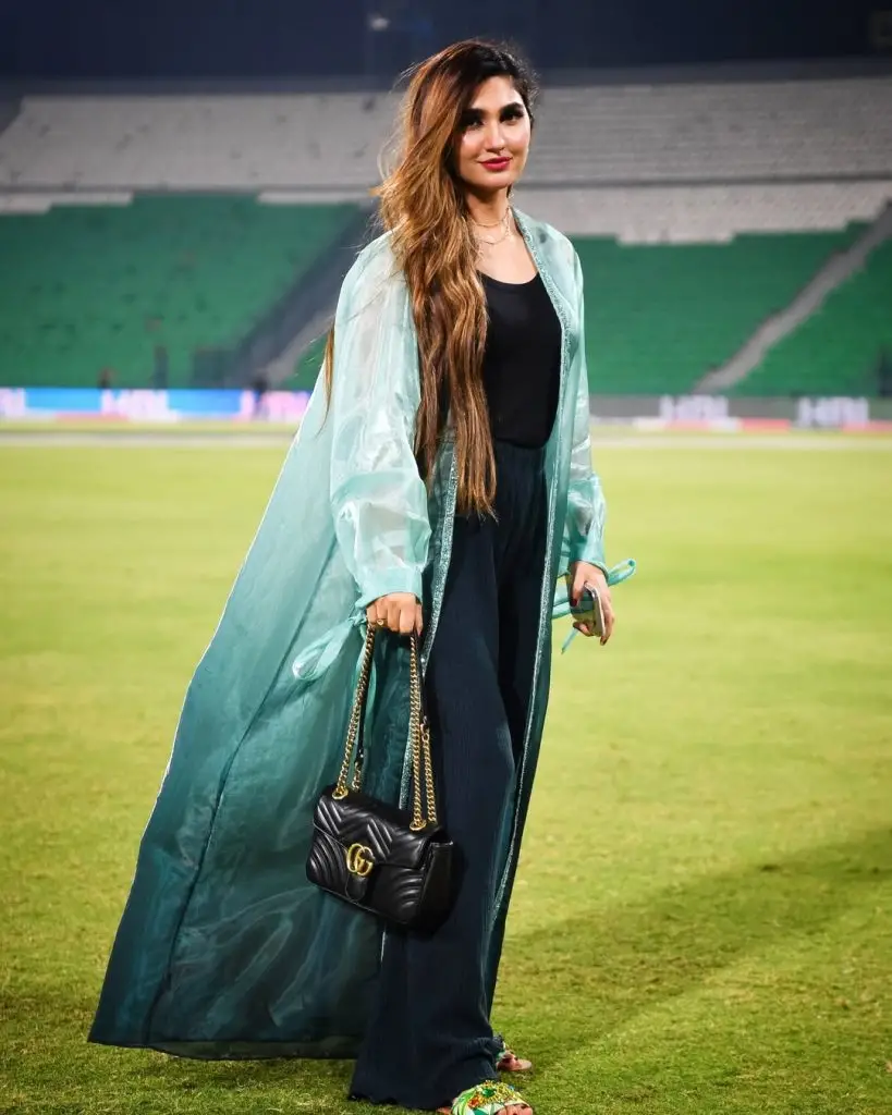 پی ایس ایل سے سمیا حسن علی کے لیٹسٹ خوبصورت فیملی کلکس