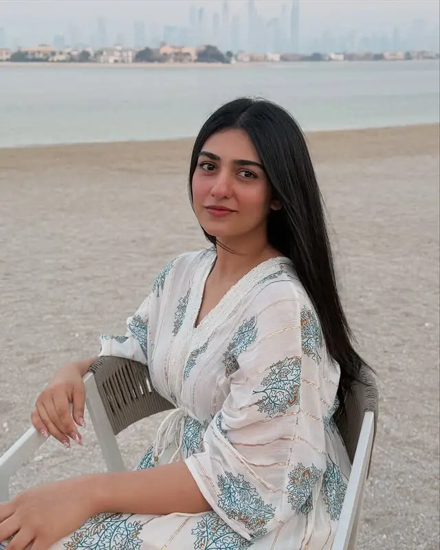 شیر - کاسٹ ، شیڈول اور اوقات